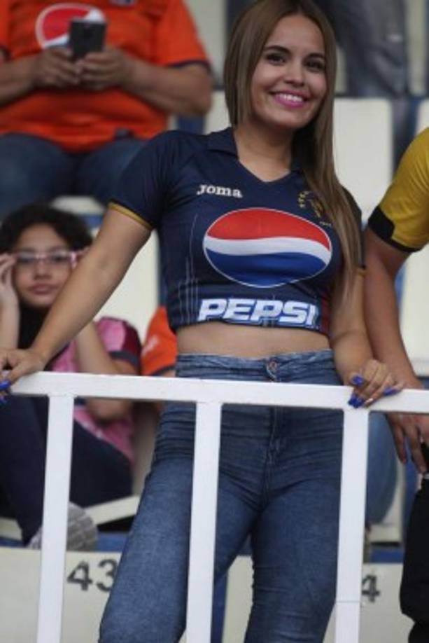 Yulia Posas, una hermosa chica nacida en Israel y que se desempeña como periodista y edecán, se fue a darle el apoyo a su amado Motagua.