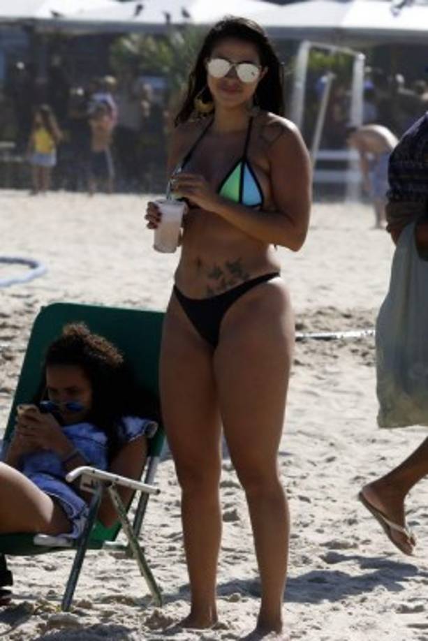 Las cámaras del Grupo OPSA captaron a las 'garotas' en Copacabana. Foto Juan Salgado/Enviado Especial