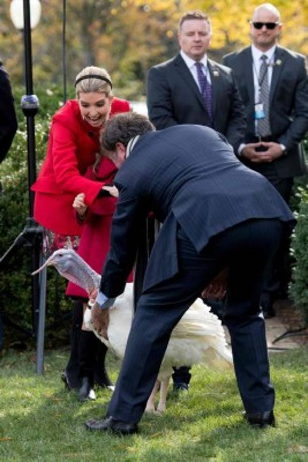 La hija predilecta de Trump y su asesora presidencial, Ivanka, acompañó a su pequeña hija a conocer a 'Drumstick'.