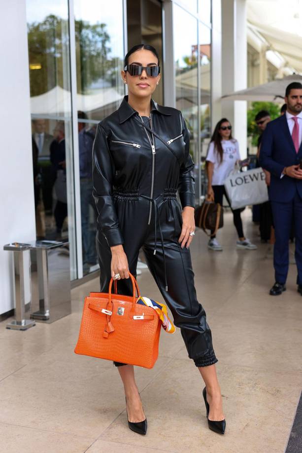 Georgina Rodríguez ha lucido un traje negro de estética Motomami de cuero en el que destacan sus gafas de sol de Balenciaga y sus dos bolsos de Birkin.