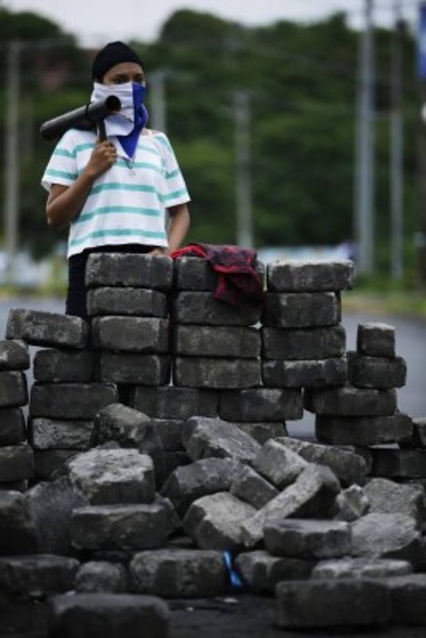 Vecinos y manifestantes en la zona denunciaron la presencia de varios francotiradores en la sede de la policía de Masaya, con vista al parque San Miguel, en el centro de la ciudad.