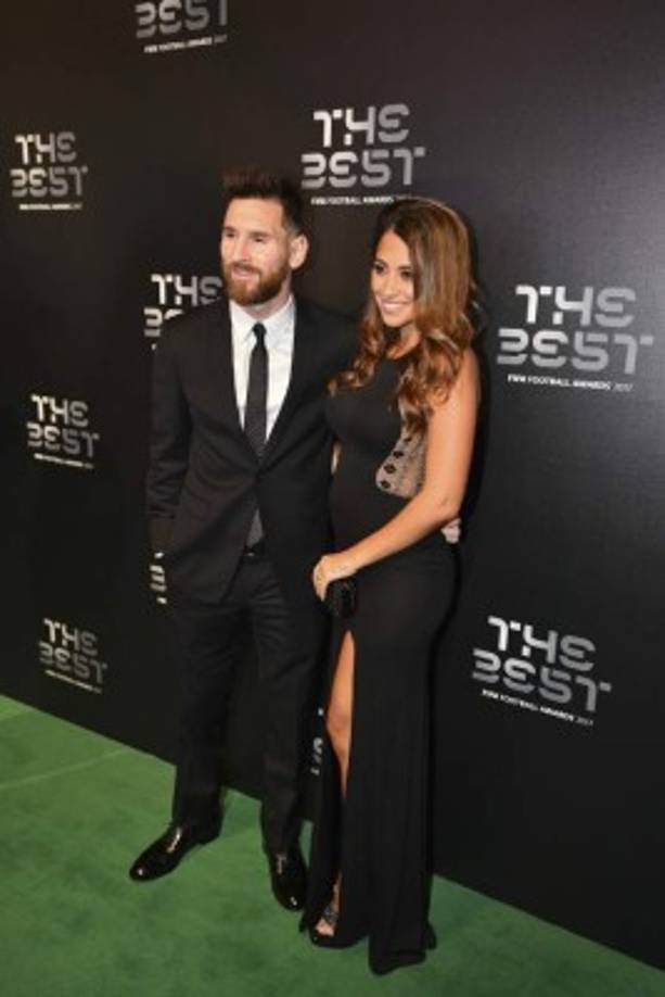 Antonella Roccuzzo usó también un vestido negro, con la diferencia que era de silueta sirena y detalles de abalorios en las mangas y laterales.