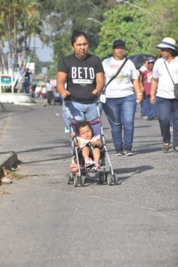 Pese a las altas tempaturas, esta madre de familia salió con su hija en coche para participar de las protestas en Tegucigalpa.