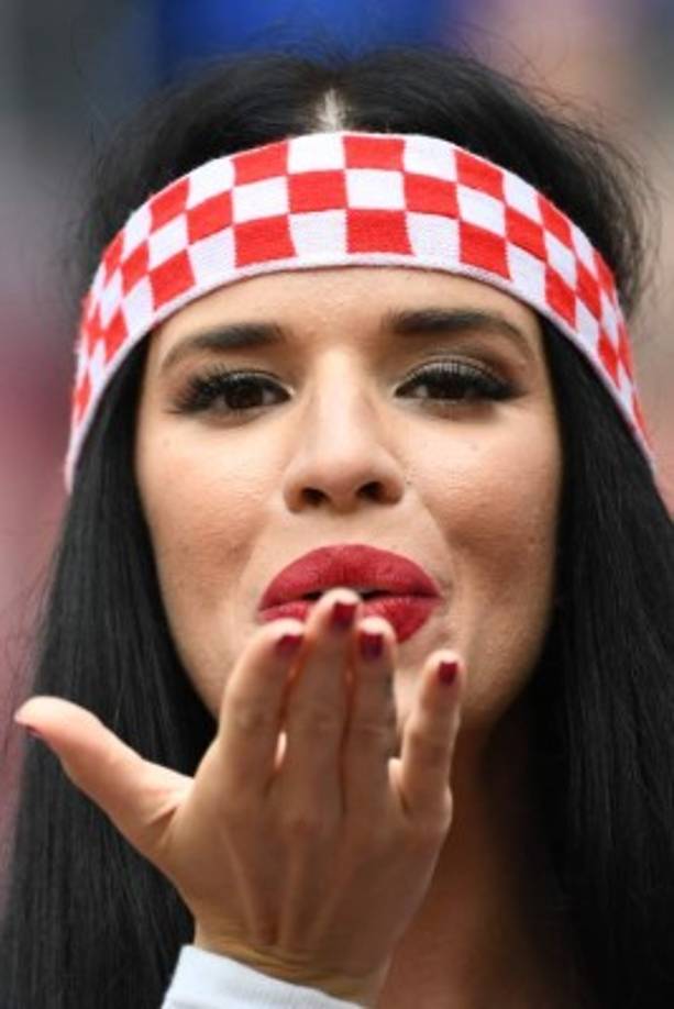 Ivana Knoll se dio el tiempo de regalar su beso en el momento que fue captada.<br/>