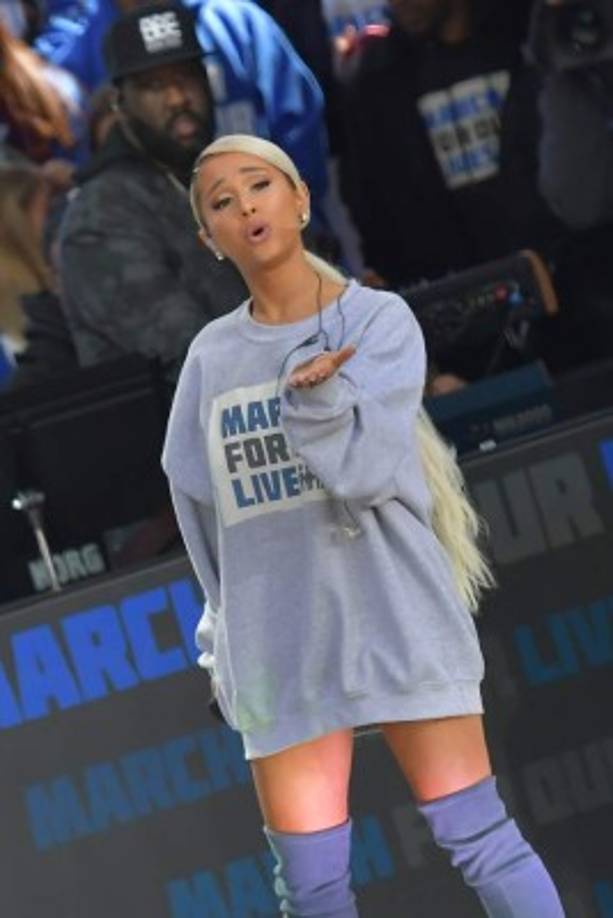 La cantante Ariana Grande interpretó 'Be Alright'. La estrella conoce de primera mano el temor y el caos que se vive en un atentando, después de que un terrorista detonara una bomba en la salida de uno de sus conciertos en Mánchester, Reino Unido.<br/>