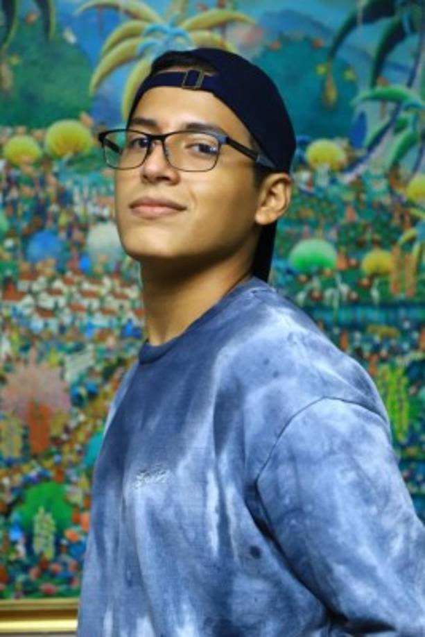Nombre: Daniel Alexander López<br/>Origen: San Pedro Sula<br/>Estado civil: soltero<br/>Síguelo: Facebook, Twitter, Instagram y TikTok: @danlopezhn<br/>El joven sampedrano trabaja como diseñador gráfico y en sus tiempos libres le gusta grabar videos para las diferentes redes sociales y así hacer reír a las personas que lo siguen.<br/>“El trabajo en las redes sociales nos han brindado la oportunidad de que varias empresas reconocidas nos tomen en cuenta para ofrecer su producto”<br/>