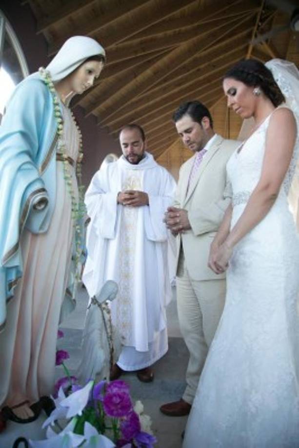 Los novios y el padre oraron ante la Santísima Virgen.
