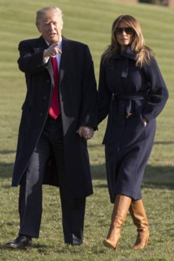 US President Donald Trump walks with First Lady Melania Trump on the South Lawn upon their return to the White House in Washington, DC, on March 19, 2018. / AFP PHOTO / JIM WATSON