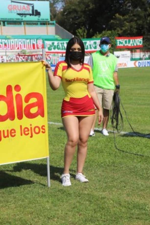 La belleza de las edecanes no podía faltar y esta hermosa chica robó suspiros en el duelo Marathón vs Motagua.