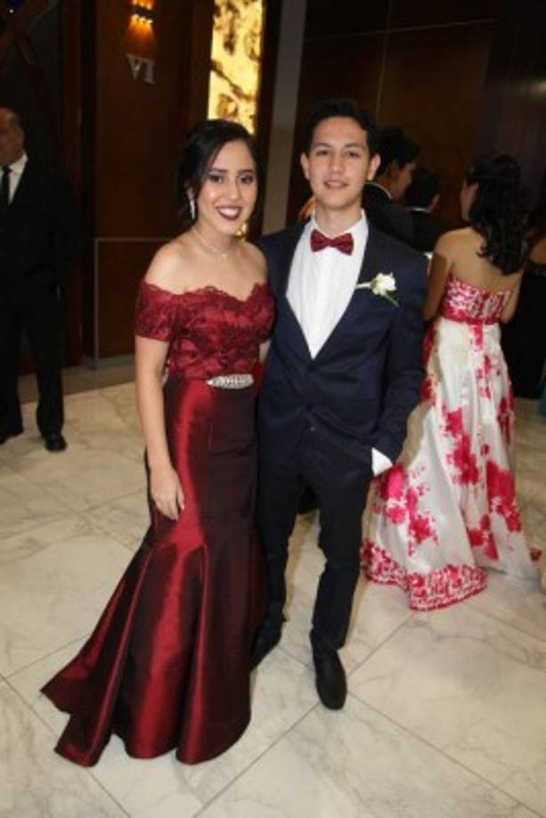 Stephanie Valle y Dennis Contreras.