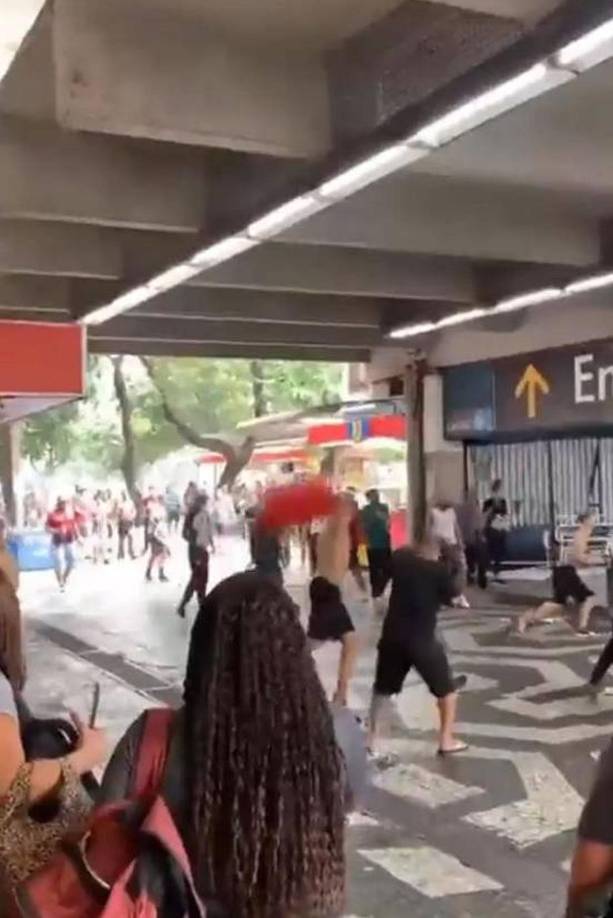 Un descontrol total en la previa de la final de la Copa Libertadores. La barra de Fluminense atacó a hinchas de Boca que iban camino al estadio Maracaná.