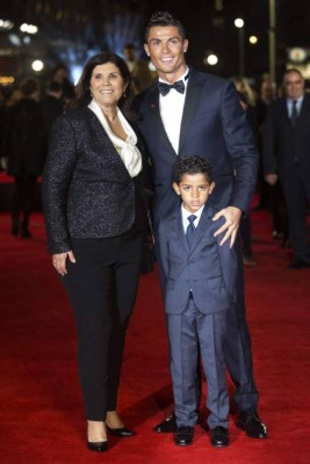 CR7 lució vestido con traje oscuro y acompañado por su madre María Dolores Aveiro y por su hijo. La estrella del Real Madrid fue recibido por cientos de personas en Londres.