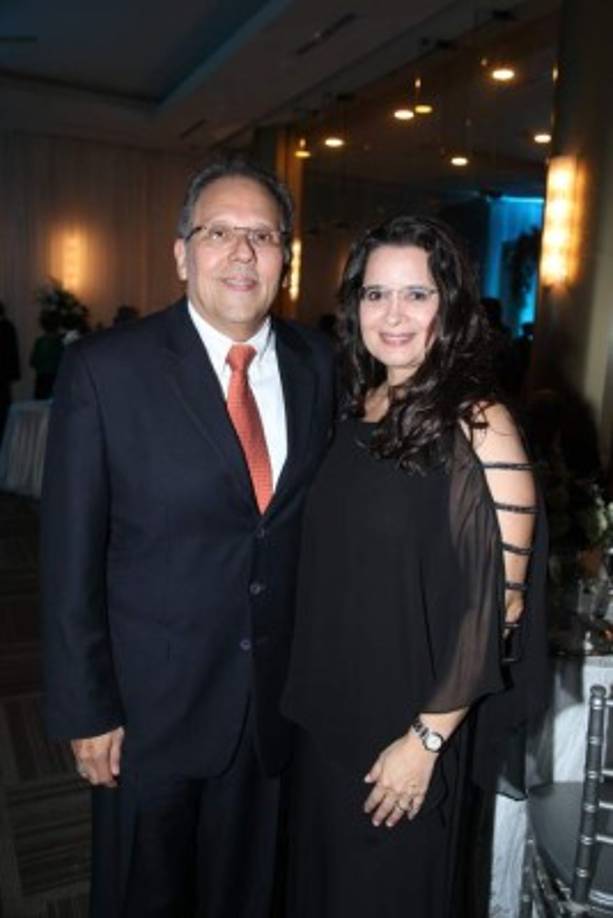 Carlos Urmenenta y Mary Tarchetti.