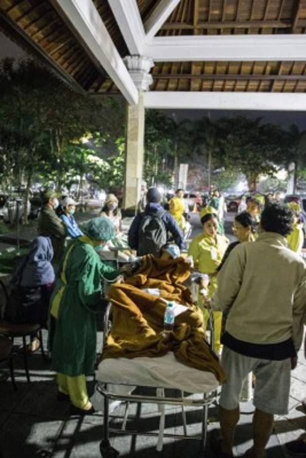 Tras el sismo de magnitud 7, otros dos temblores secundarios, uno de 5,4, y varias réplicas, mantuvieron en alerta a los residentes de las islas de Lombok y Bali.