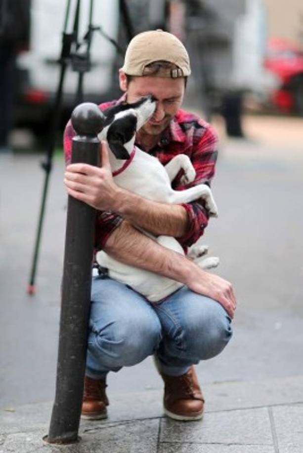 Un hombre con su perro.