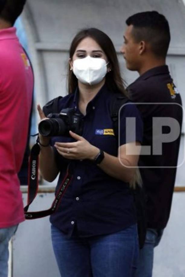 La guapa periodista deportiva Karla López de Tigo Sports dando cobertura al partido Real España-Platense.
