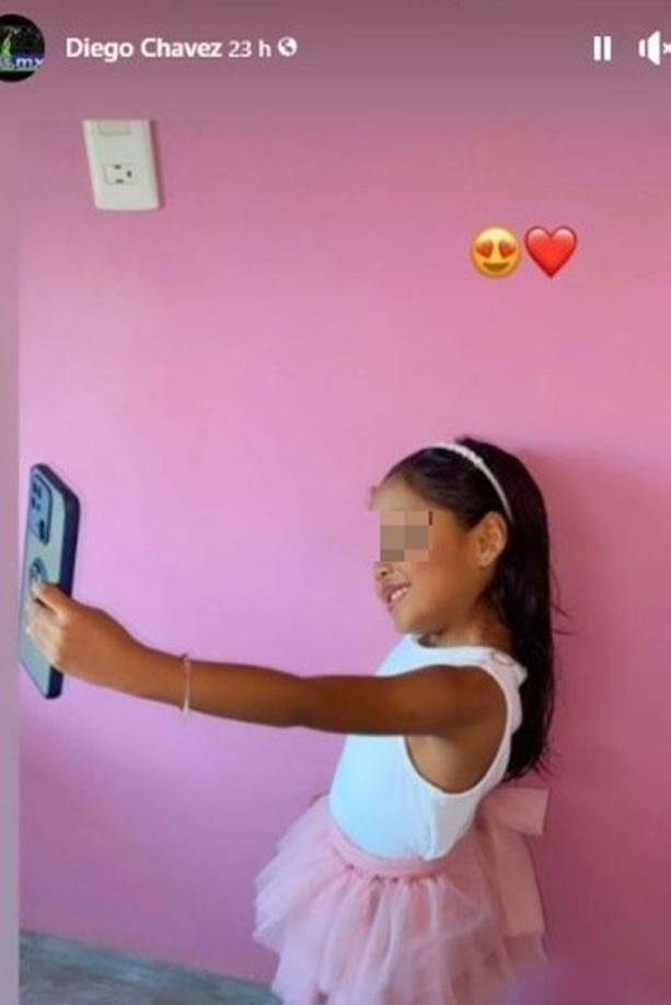 Por medio de redes sociales, donde no era muy activo el futbolista, dio a conocer su última publicación en redes sociales: se trataba de una fotografía de su hija, quien se estaba tomando una selfie. La imagen la acompañó por una cara con corazones y un gran corazón rojo, en muestra el amor que tenía por su pequeñ.