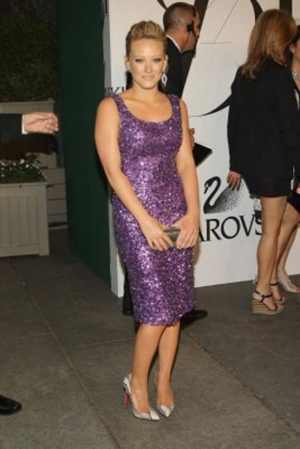 En el año 2003 Hilary Duff ya era toda una superestrella, pero cuando cumplió los 18 años, la actriz y cantante se había transformado en una joven muy linda, aunque su cuerpo ya no era de una adolescente.<br/><br/>Ganó unas libras y se miraba muy sexi, en ese tiempo tuvo una relación con el jugador de hockey de hielo Mike Comrie.