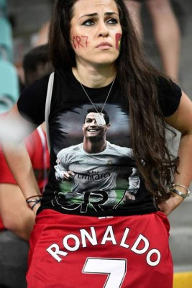 Esta hermosa aficionada de Portugal y de Cristiano Ronaldo, triste al final del partido.