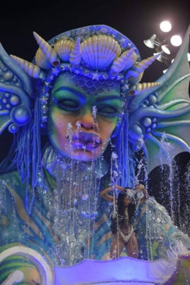 La supresión de los subsidios públicos por el alcalde Marcelo Crivella obligó a las escuelas a reinventarse. Parte de esa tarea estuvo a cargo de directores creativos más jóvenes, que están haciendo 'un carnaval que es arte, que es una fiesta, pero que también es un carnaval político, comprometido', apuntó Luiz Antonio Simas, historiador y autor de varios libros sobre carnaval.