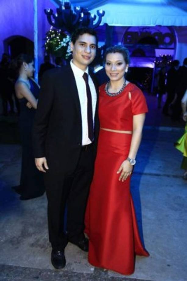 Arcesio & Olga. <br/>Los novios Echeverri Valle fijaron su fiesta nupcial para el sábado 6 de febrero en el Centro Social Hondureño Árabe.