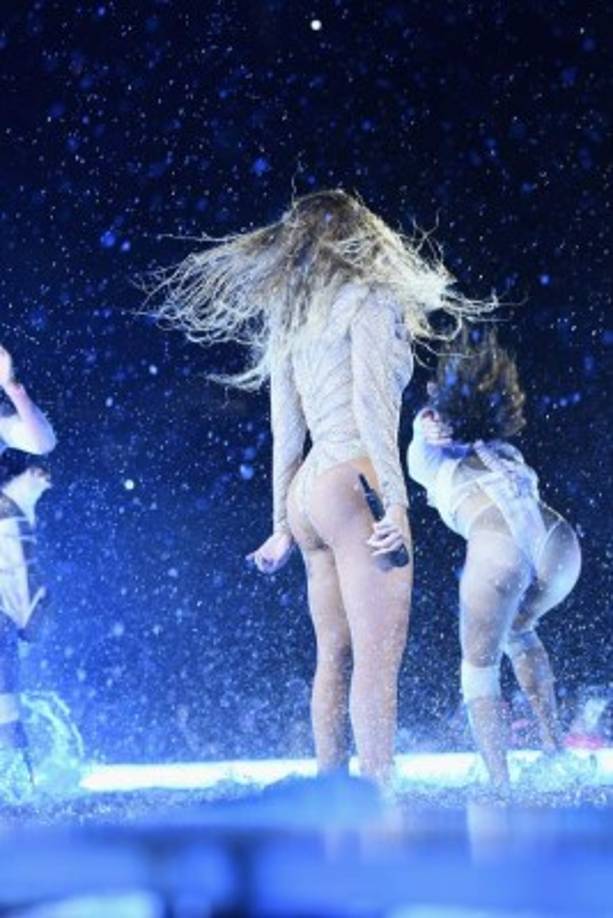 Beyonce en un conjunto de una sola pieza en blanco.<br/>