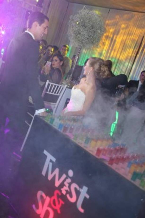 Los novios sorprendieron a la medianoche con ricos shots de mil sabores.