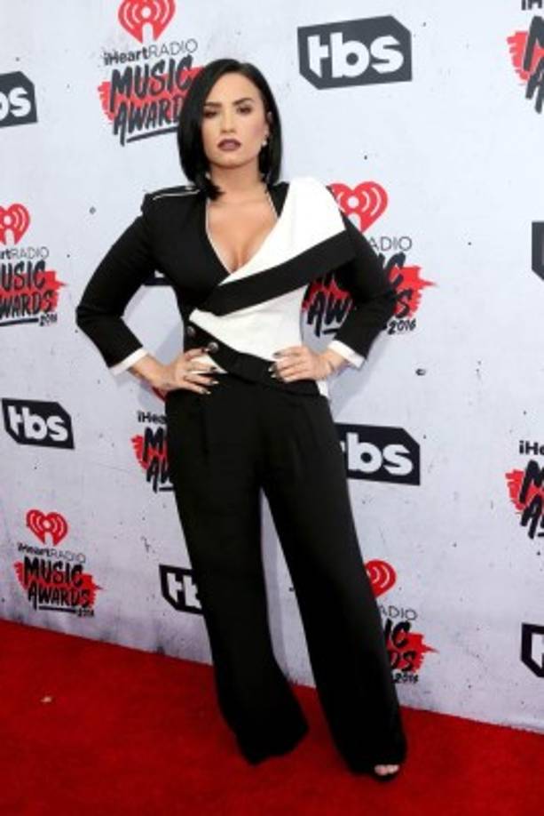 Demi Lovato llegó de Alexander McQueen.