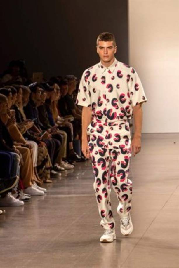 Un modelo decorado con un diseño en forma de C, la C de Campos.