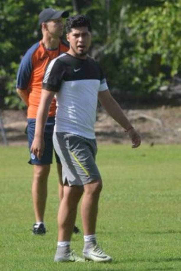 Bryan Velásquez: Sorpresa, el joven jugador hondureño ha llegado al Motagua en donde espera convencer a Diego Vázquez para jugar con el club azul. Llega procedente del Olimpia en donde nunca pudo consolidarse.