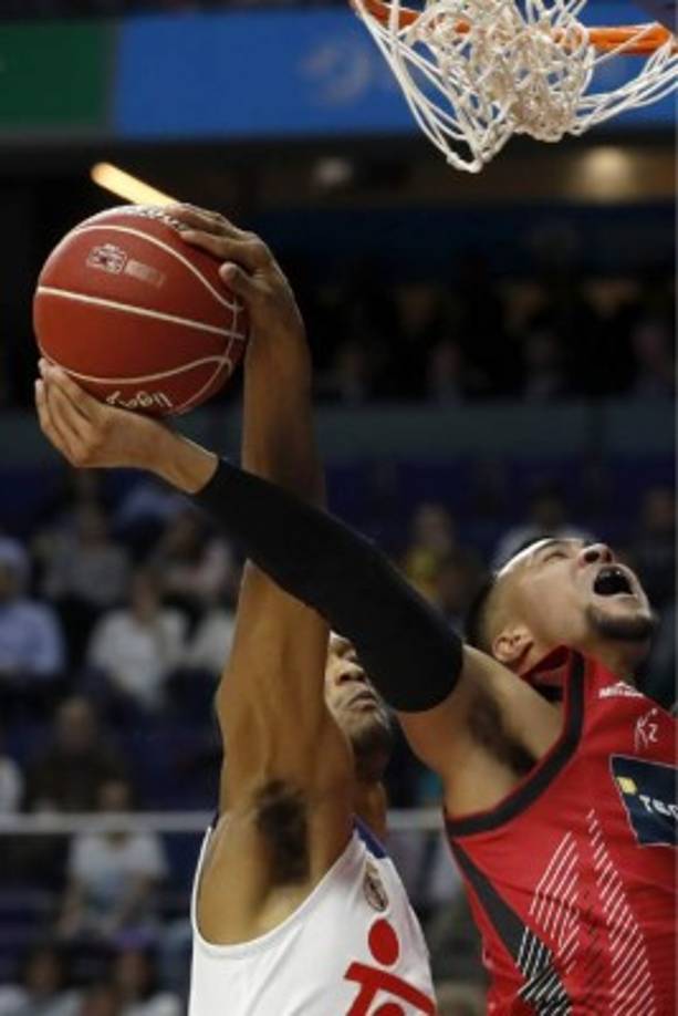 BALONCESTO. ¡Tapadón! El alero estadounidense del Real Madrid tapona una entrada de su compatriota del Zaragoza Stephen Holt (derecha) durante el partido de la sexta jornada de liga ACB. Foto: EFE/Chema Moya