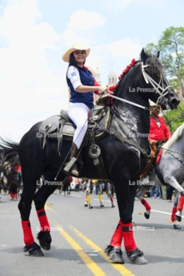 Varios clubes hípicos se unieron al tradicional desfile del Agas.