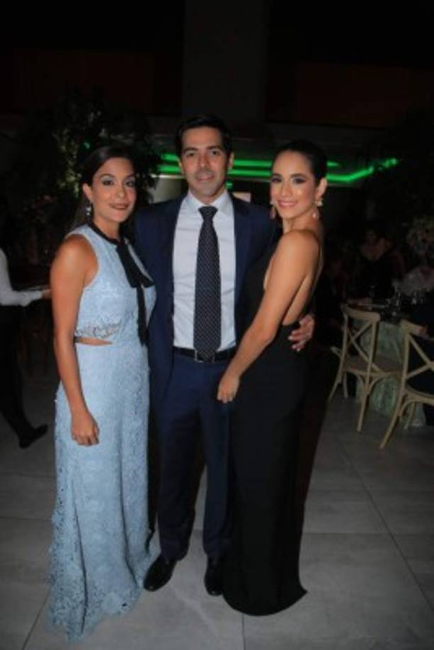 Christine de Pierrefeu con Xavier y Adriana Lacayo.