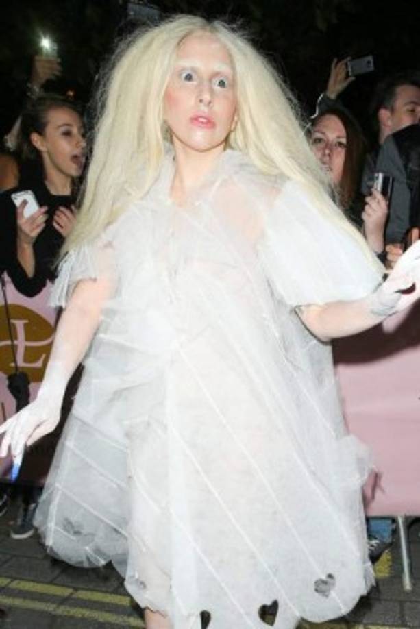 Adivina de qué se vistió en esta ocasión...¡Si, de fantasma!, Aunque podría tener otras interpretaciones.