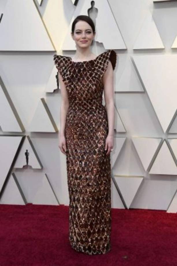 Emma Stone optó por un diseño ámbar de Louis Vuitton que combinó con joyas de la misma firma.