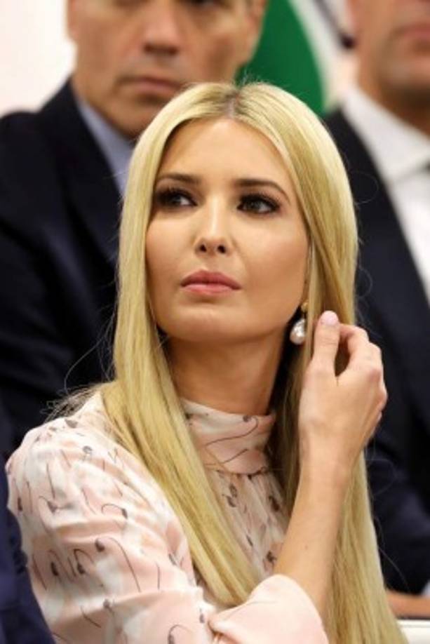 El momento fue captado en un video que se viralizó luego de que la presidencia de Francia divulgara el video en su cuenta de Instagram. El hashtag #UnwantedIvanka (Ivanka no deseada) inspiró una ola de memes que colocaban a la primera hija 'colada' en momentos históricos.