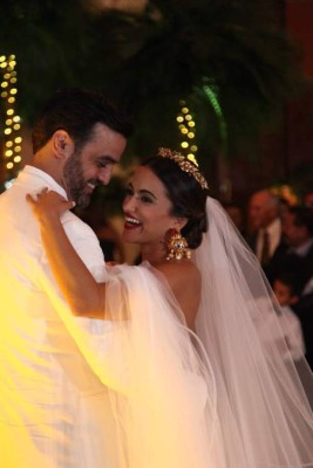 Los novios danzaron con gran prestancia la icónica melodía At last de la inmortal Etta James.