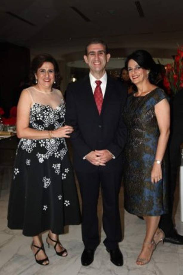 Los padres de los novios Rosemary Andonie con Daniel y Carol Facussé,