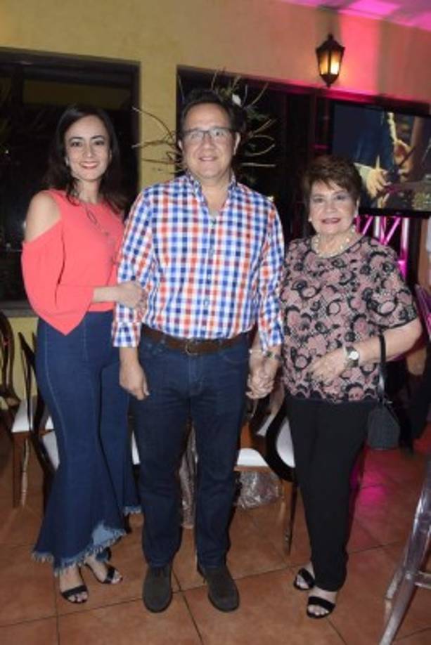 Heidy Rápalo, Flavio y Mary Tinoco.