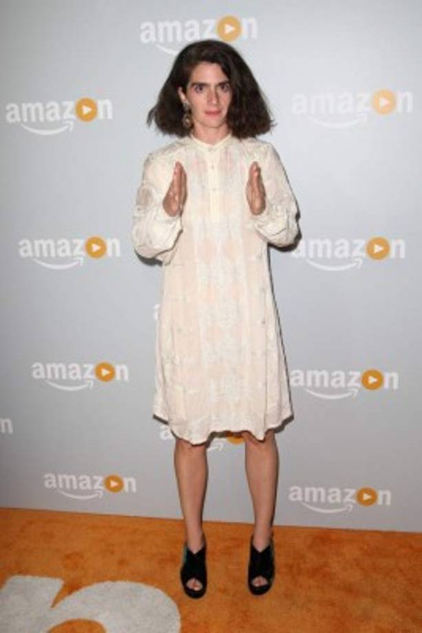 Gaby Hoffmann se mostró al natural, como es su estilo, en la alfombra roja de los Emmy 2016.