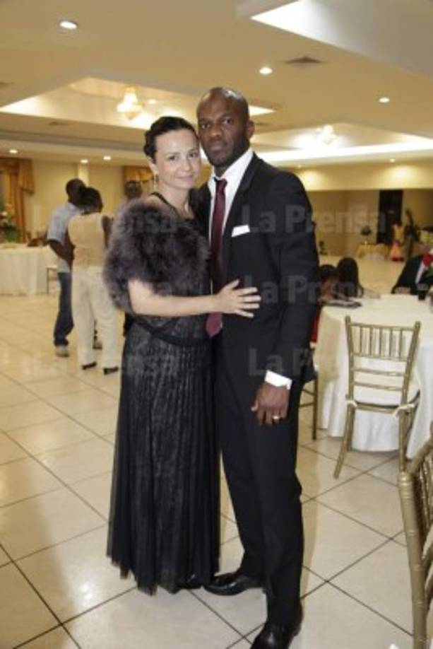 David Suazo con su esposa Elisa Secchi.