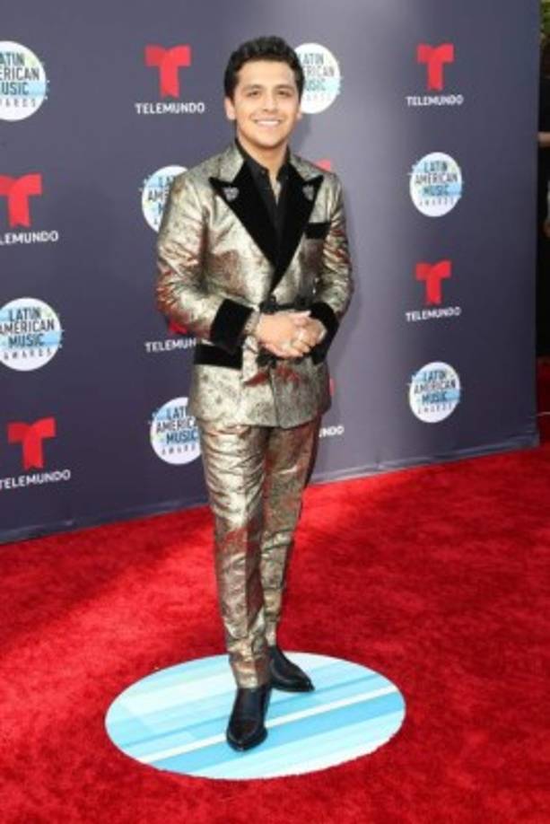 Christian Nodal llegó demasiado brillante.