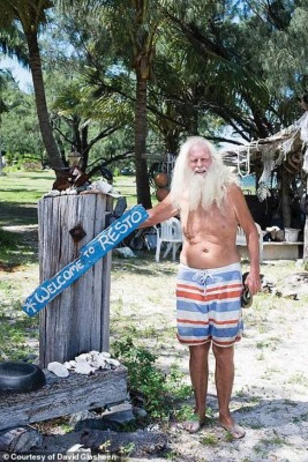 Por supuesto, internet le permite tener contacto a distancia con personas reales. De hecho, desde hace años busca pareja a través de sitios de citas, pero, por ahora, sin éxito. No ha encontrado ninguna mujer dispuesta a ir a la isla para conocerlo y entablar una relación.