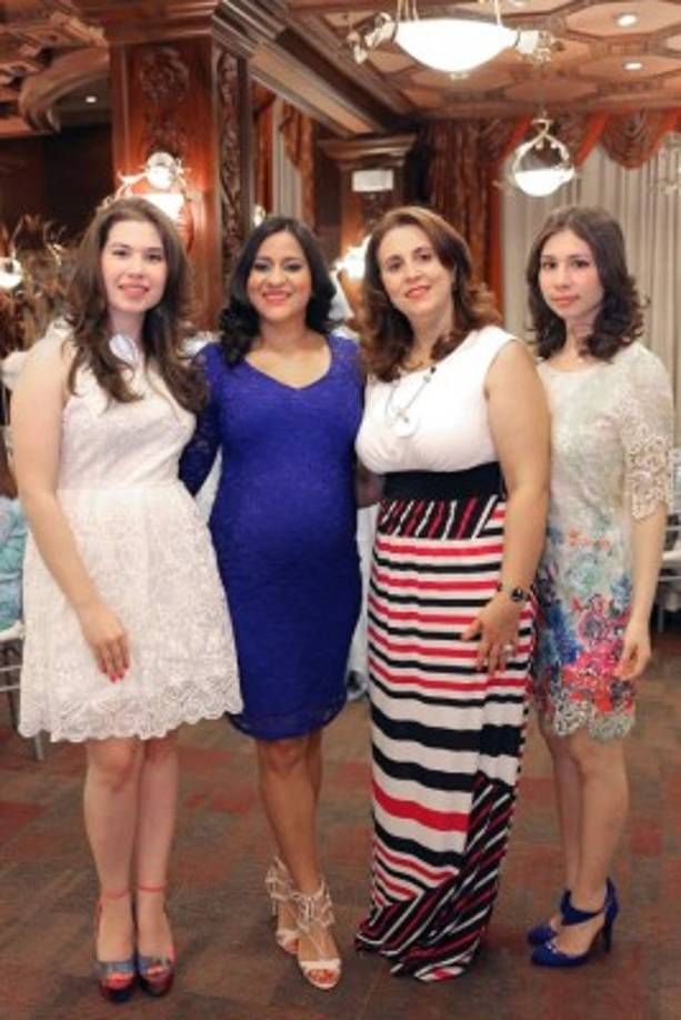 Andrea Pacheco, la festejada, Marisela Paredes y Vicky Pacheco.