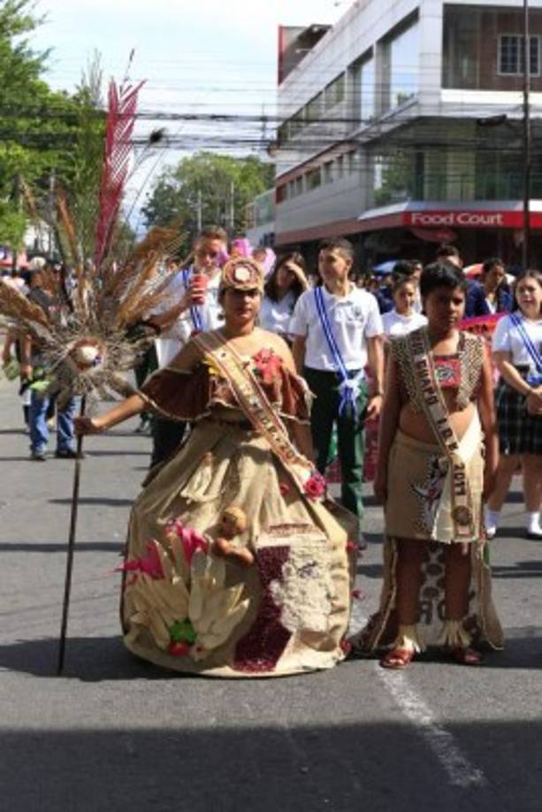 Lindos trajes de indios se observaron durante los desfiles.