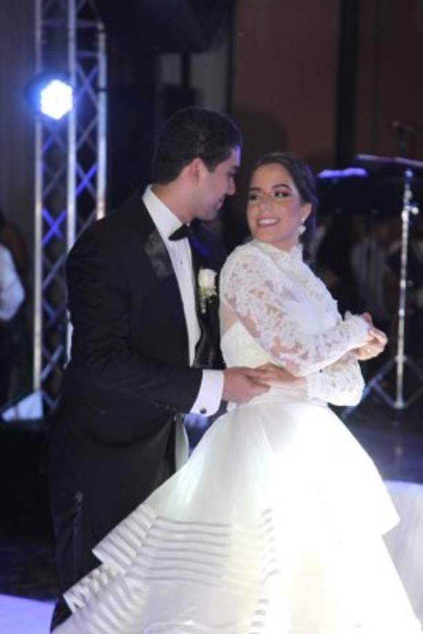 Los novios lucieron así de felices y elegantes en el espectacular vals ovacionado por la concurrencia.