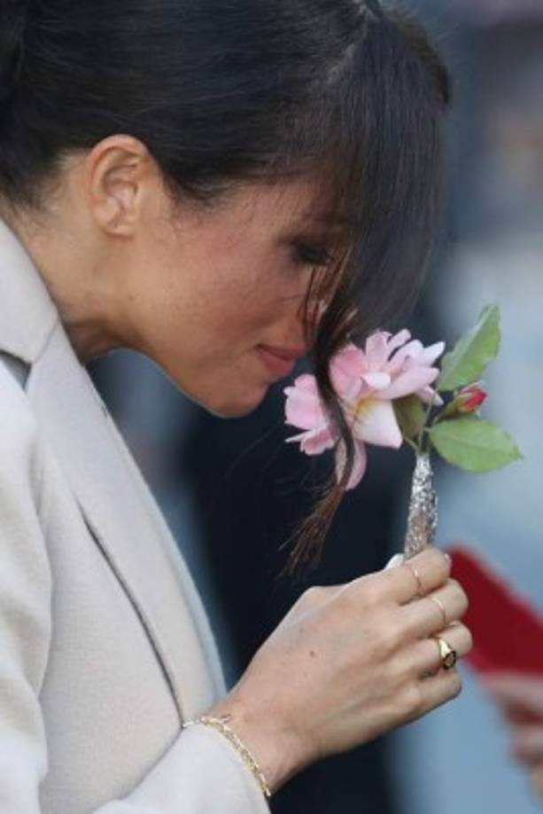 La duquesa de Sussex optó por accesorios delicados: un brazalete y tres anillos de oro.