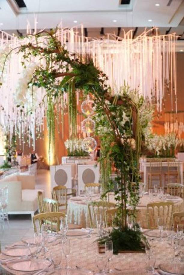 Lo suntuoso Ramas secas con follaje fresco y silvestre eran algunos centros de mesa diseñados por Alexandra Lockmer.