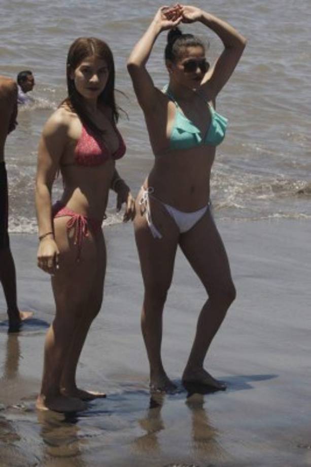 Con canciones del género reguetón de fondo, como la que dice “la rompecorazones, falsas ilusiones, no esperes que cambie con el tiempo”, muchas mujeres bailaron, disfrutaron del mar y pusieron la alegría en las playas de Tela y otros balnearios del país.