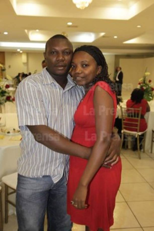 Para el festejo privado que la familia Suazo Velásquez se escogió el salón principal del Colegio de Abogados adornado con rosas rojas y flores silvestres que le dieron distinción a la cita.